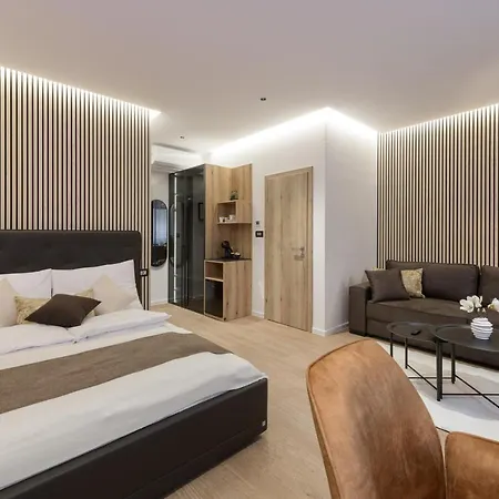 מלון דירות Royal Suite, *